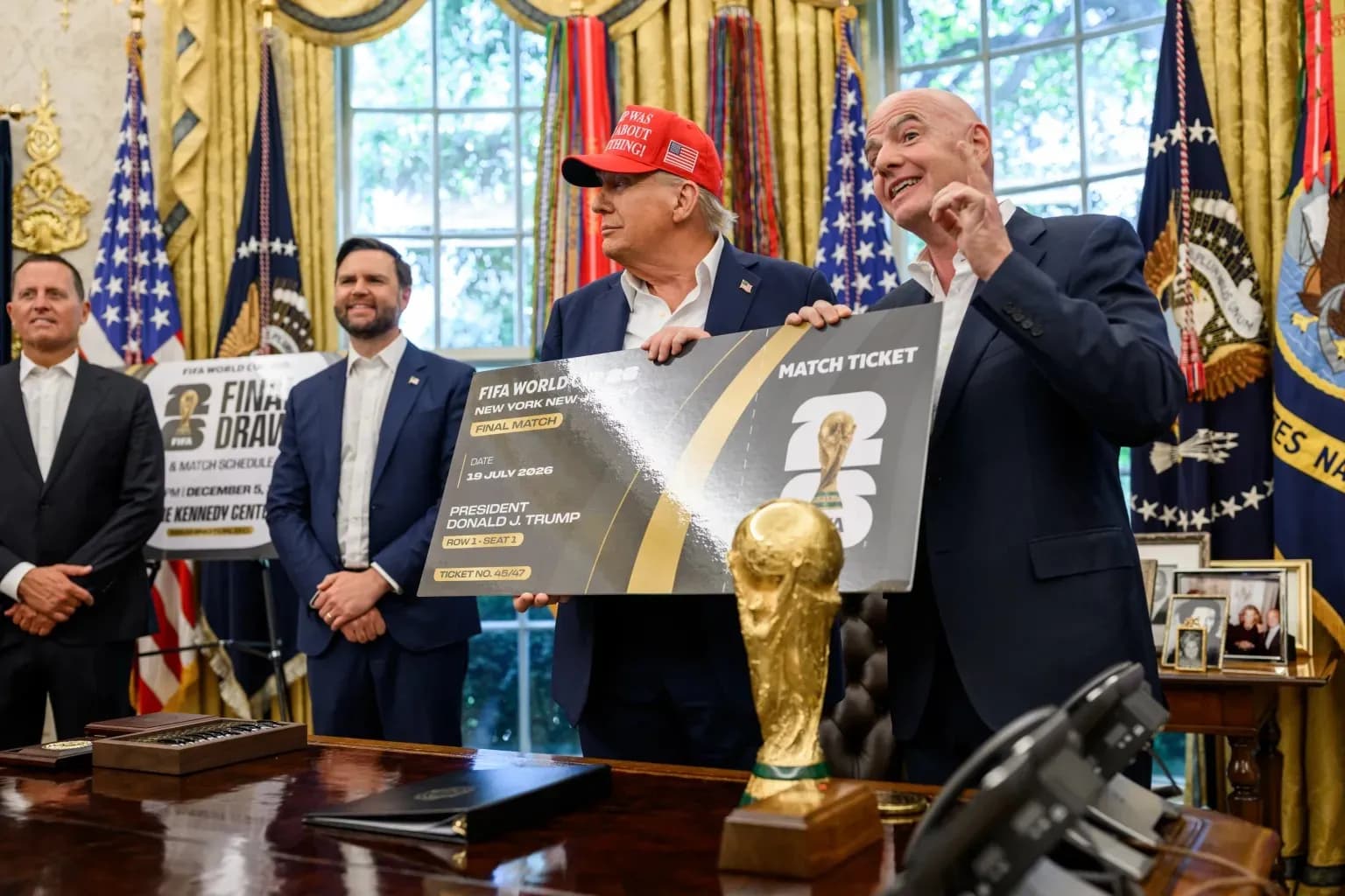 Trump garante escalação de atacante dos EUA após cartão vermelho na Copa - Jornal A Notícia